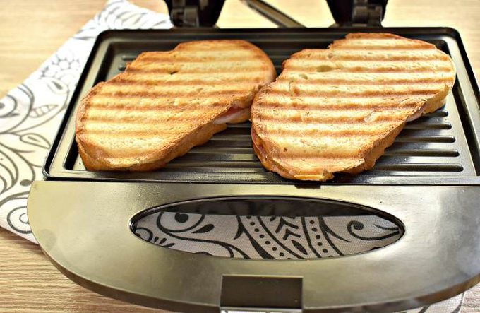Гарячі бутерброди з помідорами та сиром на електрогрилі