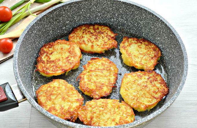 Картопляні драники на сковороді