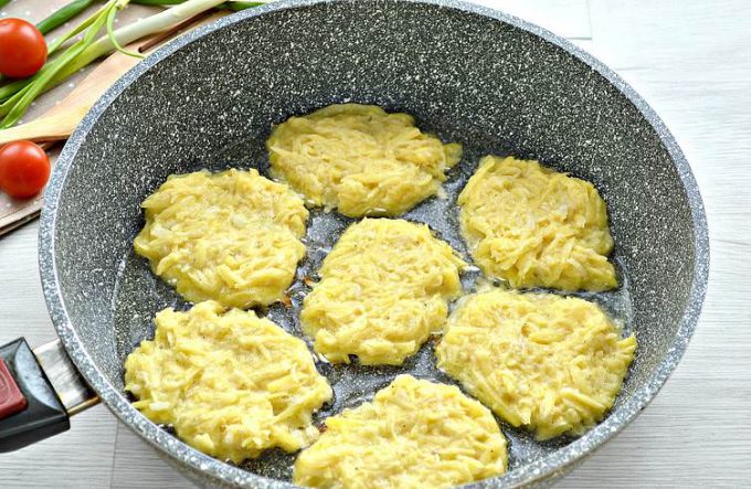 Картопляні драники на сковороді