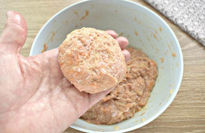 Котлети з індички з морквою та цибулею на сковороді