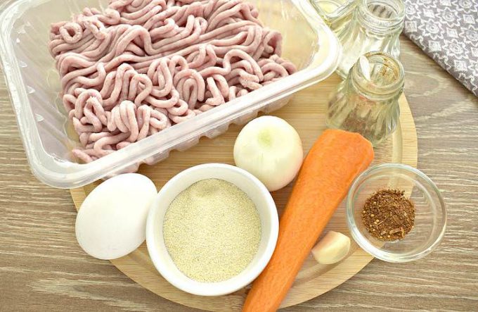 Котлети з індички з морквою та цибулею на сковороді