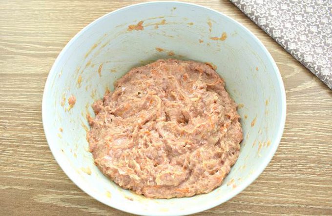 Котлети з індички з морквою та цибулею на сковороді