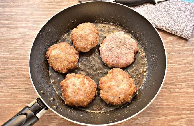 Котлети з мясного фаршу із сиром на сковороді