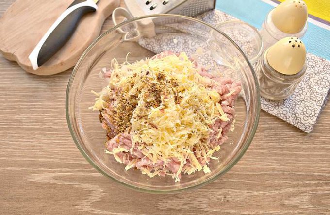 Котлети з мясного фаршу із сиром на сковороді