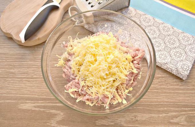 Котлети з мясного фаршу із сиром на сковороді