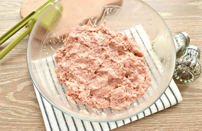 Котлети зі свинини з рисом на сковороді