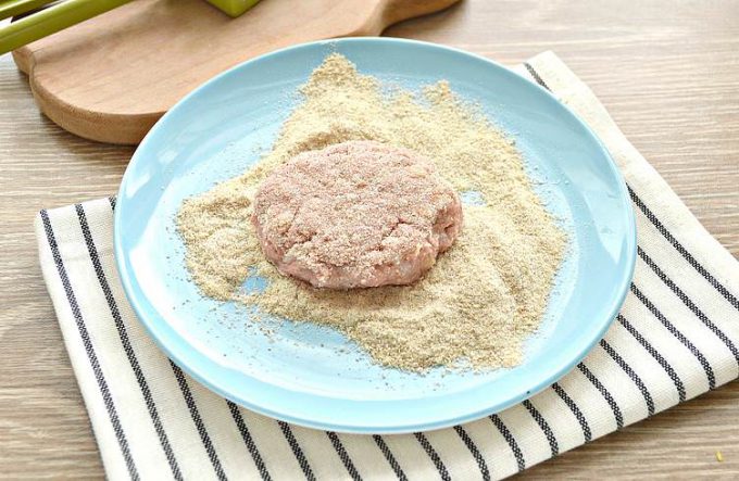 Котлети зі свинини з рисом на сковороді
