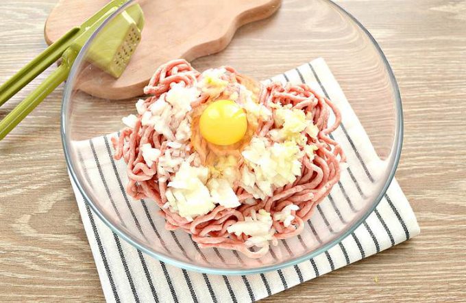 Котлети зі свинини з рисом на сковороді