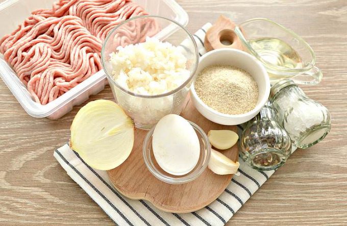 Котлети зі свинини з рисом на сковороді