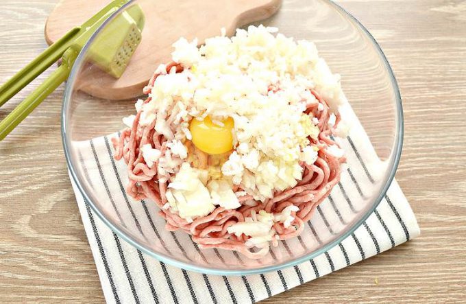 Котлети зі свинини з рисом на сковороді