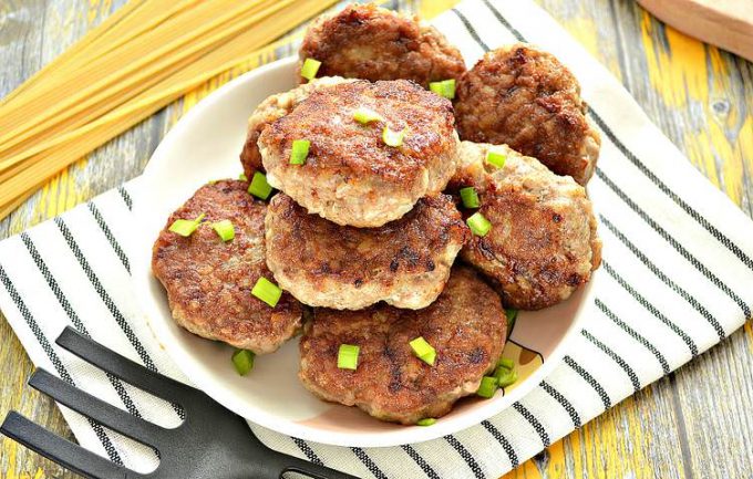 Котлети зі свинини з рисом на сковороді