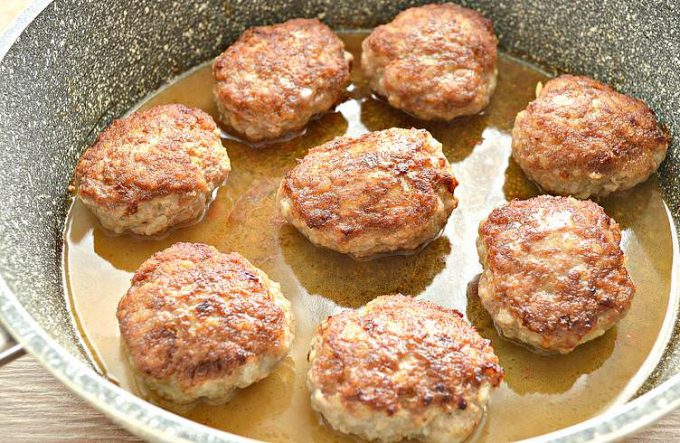 Котлети зі свинини з рисом на сковороді