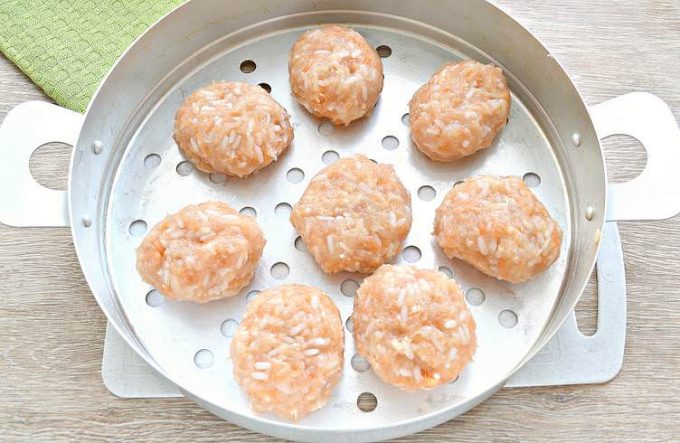 Курячі биточки з рисом на пару