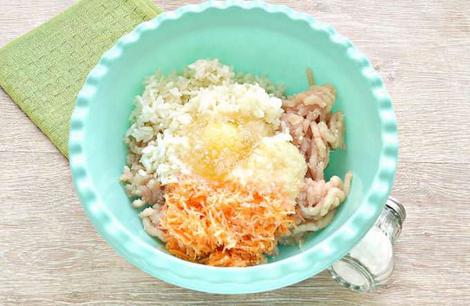 Курячі биточки з рисом на пару