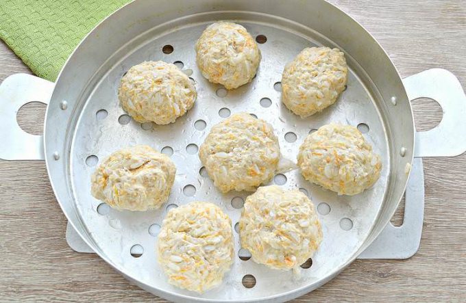 Курячі биточки з рисом на пару