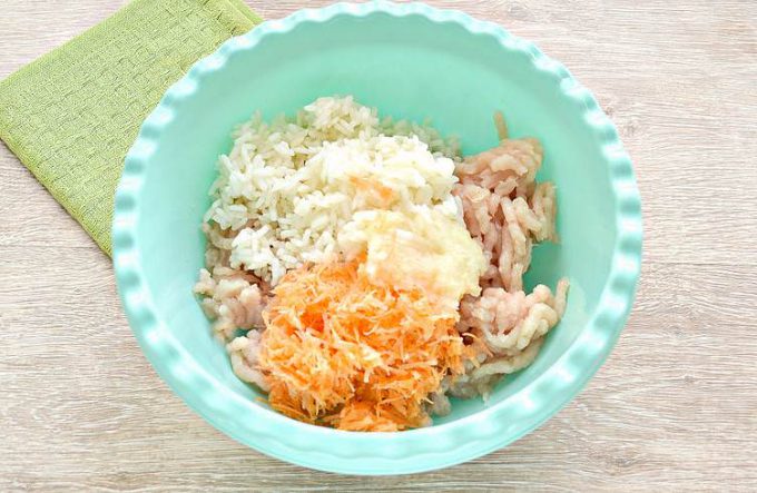 Курячі биточки з рисом на пару