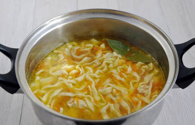 Курячий суп з домашньою локшиною