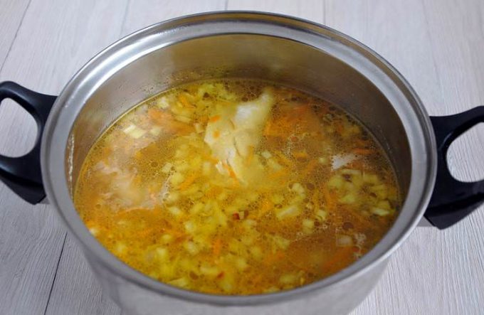 Курячий суп з домашньою локшиною