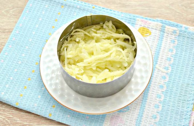 Листковий салат з куркою та яблуком