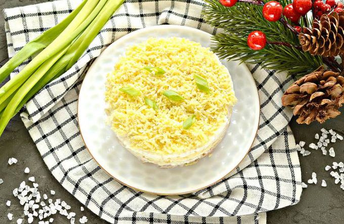 Листковий салат з куркою та яблуком