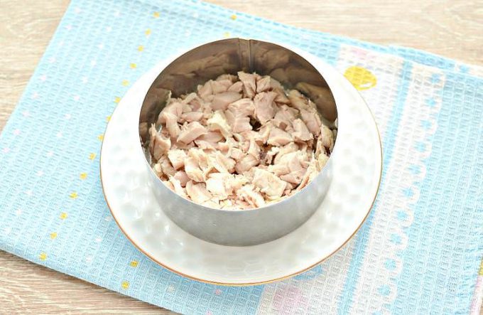 Листковий салат з куркою та яблуком