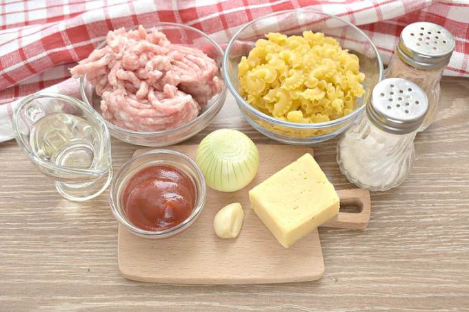 Макарони з фаршем та сиром на сковороді