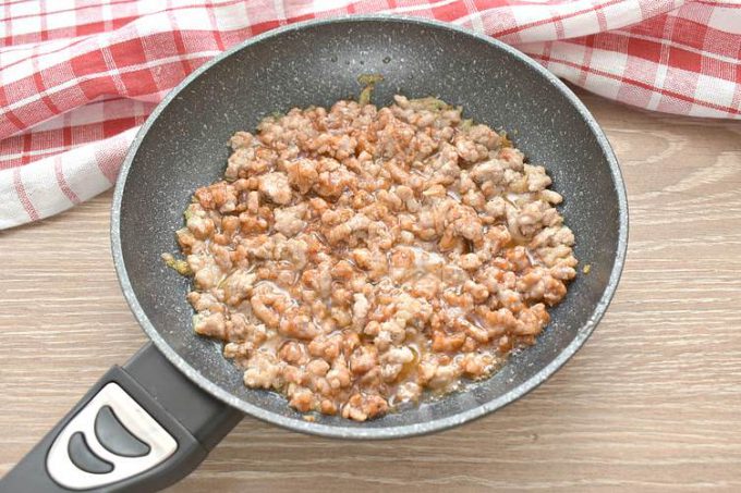 Макарони з фаршем та сиром на сковороді