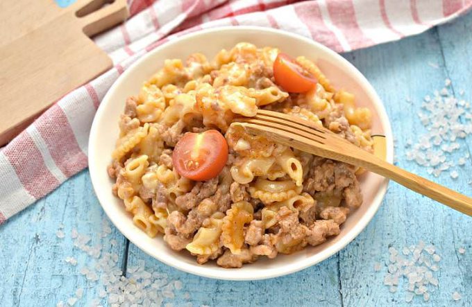 Макарони з фаршем та сиром на сковороді