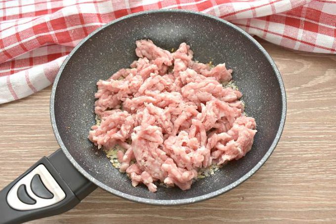 Макарони з фаршем та сиром на сковороді