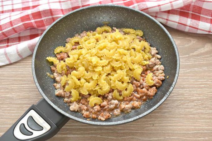 Макарони з фаршем та сиром на сковороді