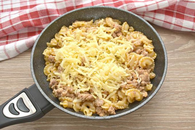 Макарони з фаршем та сиром на сковороді