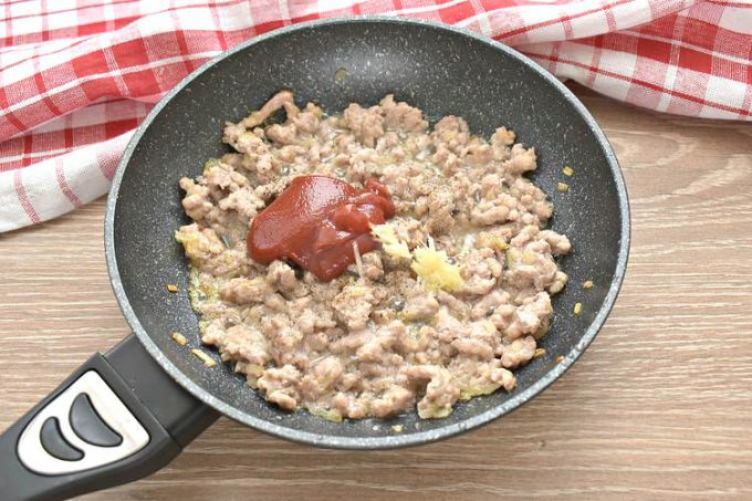 Макарони з фаршем та сиром на сковороді