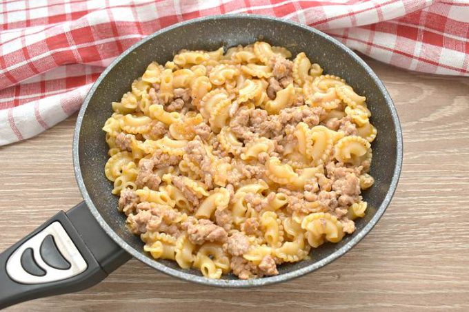 Макарони з фаршем та сиром на сковороді