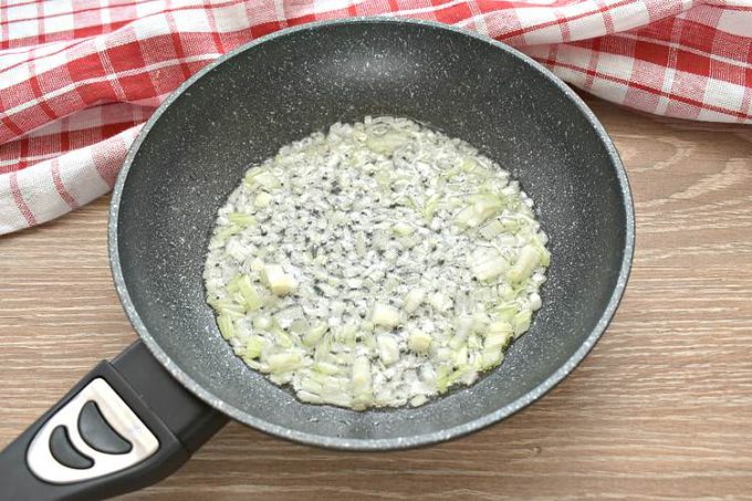 Макарони з фаршем та сиром на сковороді