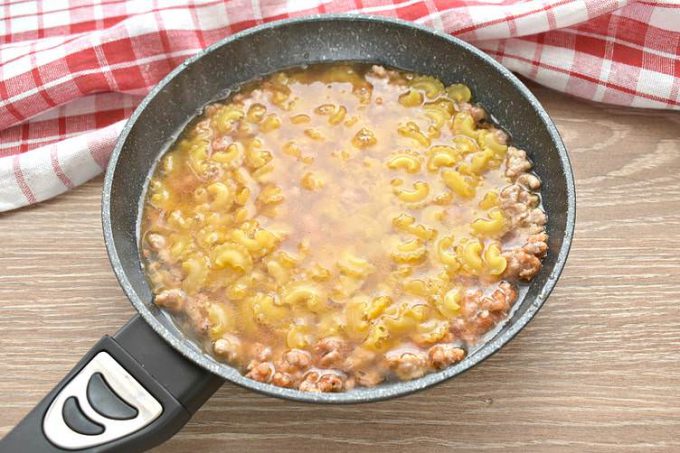 Макарони з фаршем та сиром на сковороді