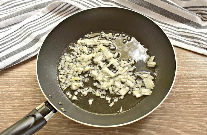 Макарони з куркою та грибами на сковороді