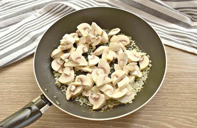 Макарони з куркою та грибами на сковороді