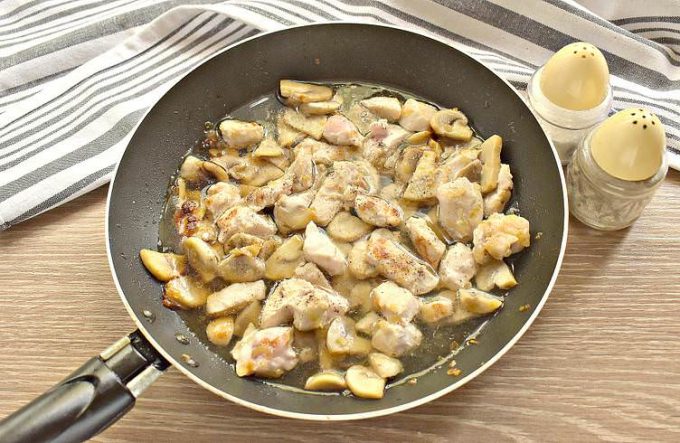 Макарони з куркою та грибами на сковороді