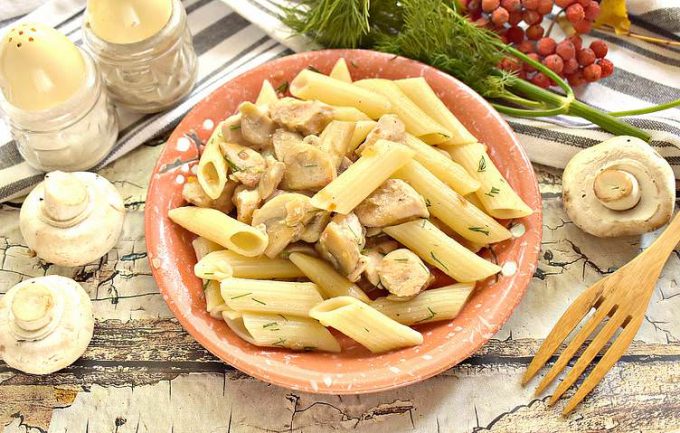 Макарони з куркою та грибами на сковороді