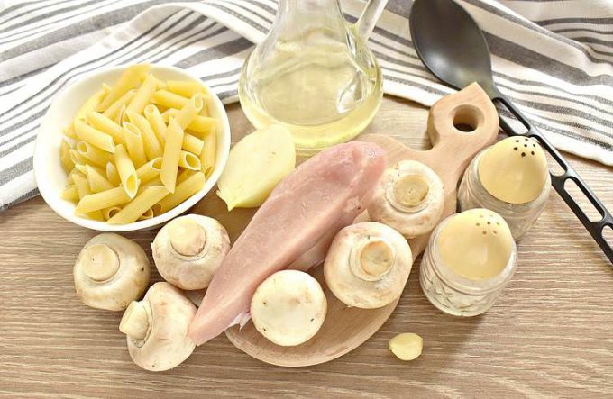 Макарони з куркою та грибами на сковороді