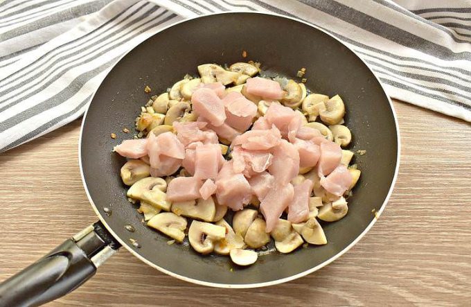 Макарони з куркою та грибами на сковороді