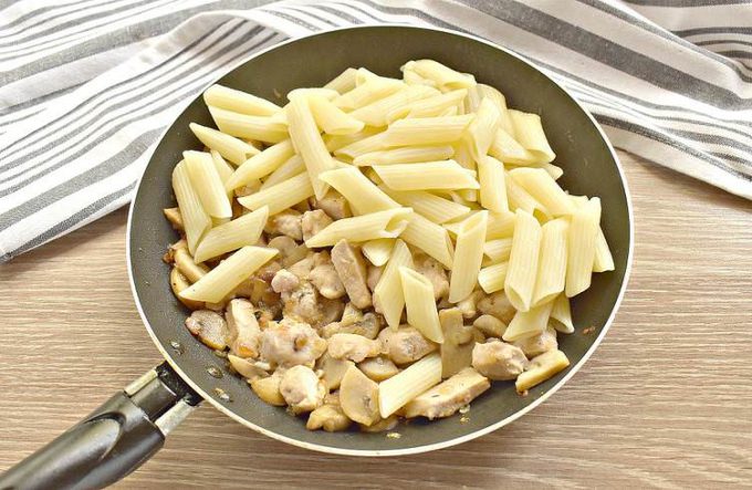 Макарони з куркою та грибами на сковороді