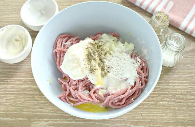 Мясні котлети з крохмалем та майонезом