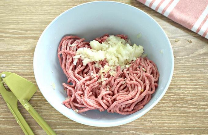 Мясні котлети з крохмалем та майонезом