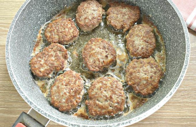 Мясні котлети з крохмалем та майонезом