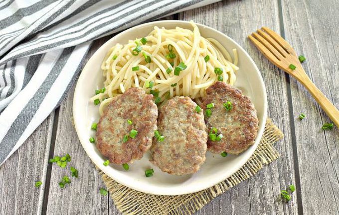 Мясні котлети з крохмалем та майонезом