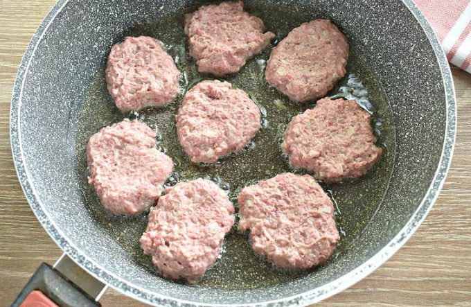 Мясні котлети з крохмалем та майонезом