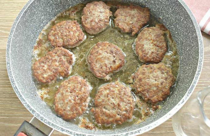 Мясні котлети з крохмалем та майонезом