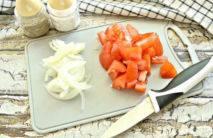 Омлет із сосисками та помідорами на сковороді