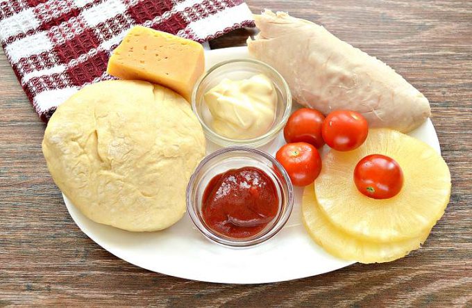 Піца з куркою та ананасом